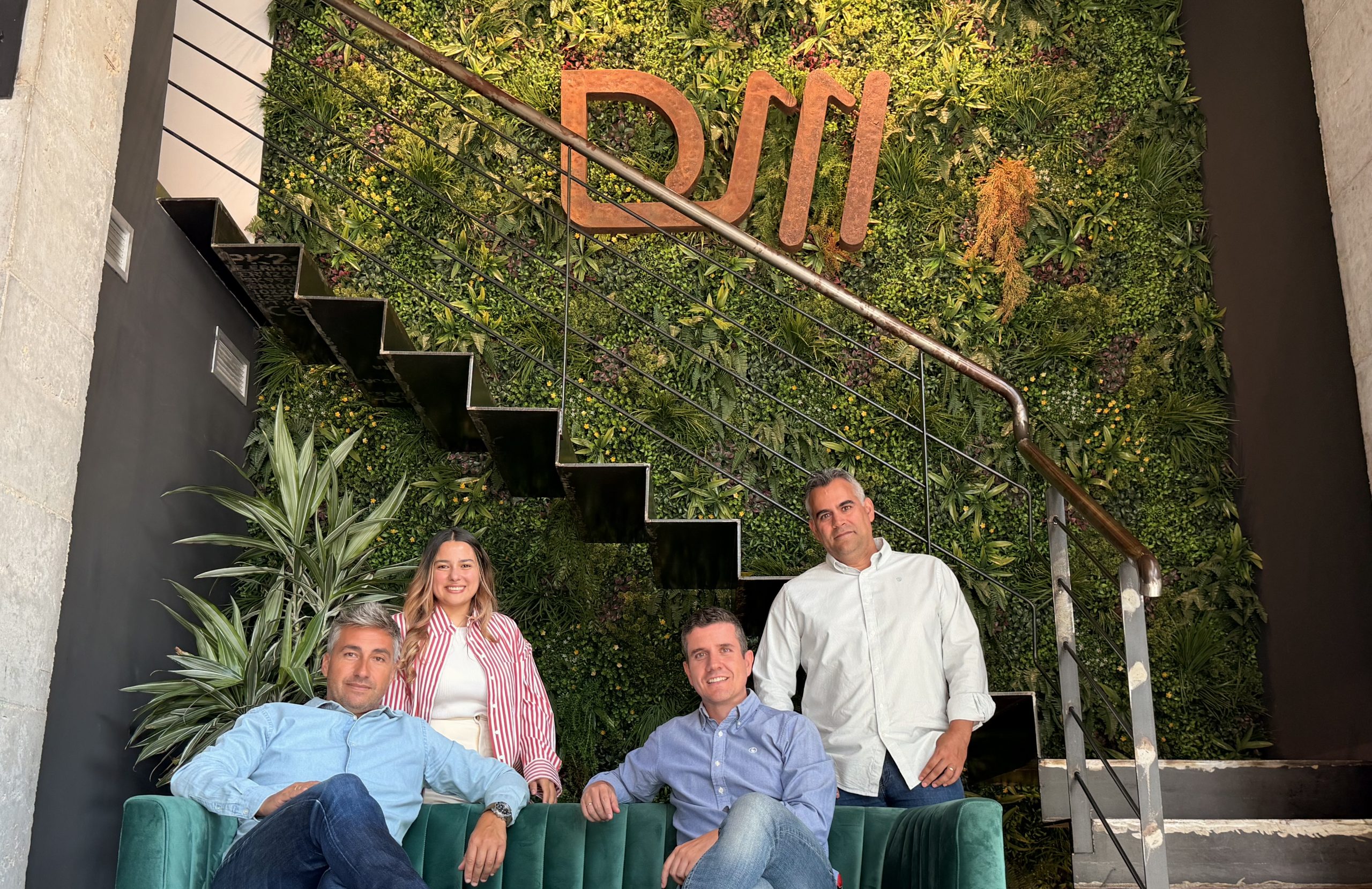 Equipo de DM Proyectos y Obras trabajando sobre un proyecto